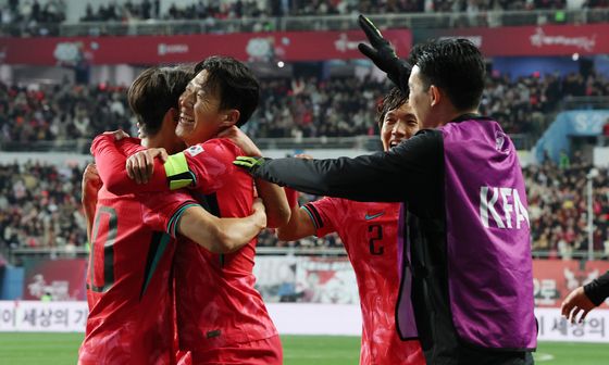 선취 득점에 기뻐하는 대한민국