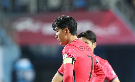 골대 바라보는 손흥민