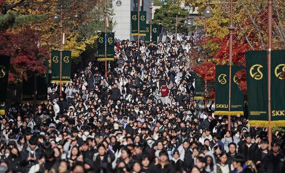 성균관대 논술시험 마치고 이동하는 수험생들