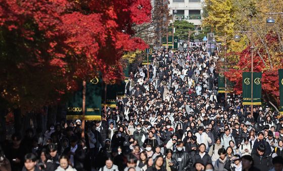 성균관대 논술 시험 마치고 이동하는 수험생들