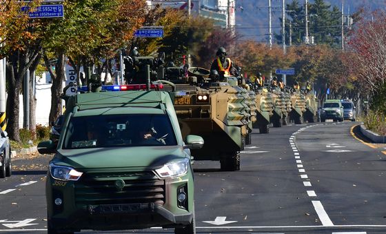 헤병대 상륙돌격장갑차 출동 중입니다