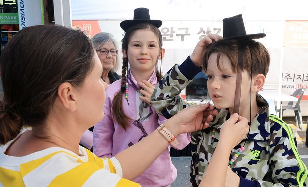 직접 만든 갓 써보는 외국인 어린이들