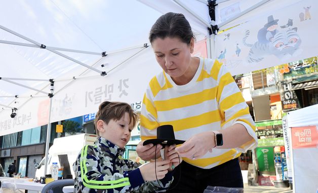 갓 만들기 체험하는 외국인 가족