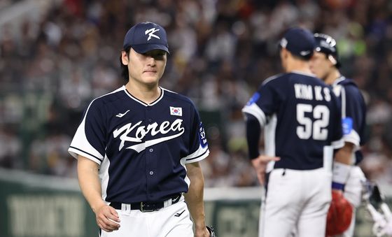 마운드 내려오는 곽빈