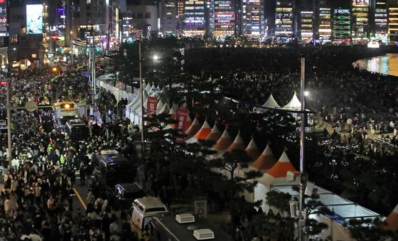 경찰 안내 따라 귀가하는 부산불꽃축제 관람객들