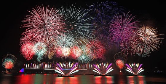 부산 밤바다 수놓는 불꽃