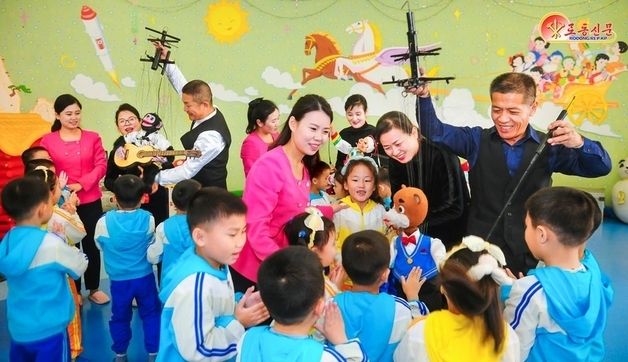 北 평양보육원 방문한 평양인형극단 예술인들