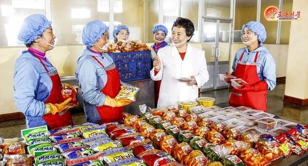 北 보통강구역김치공장 "김치 가짓수 늘리는 데 열정 바친다"