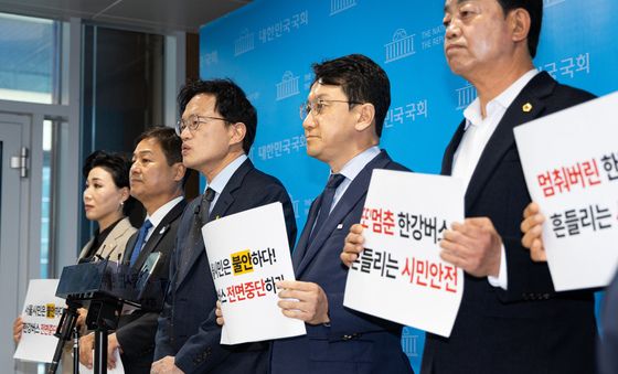 한강버스 운항 전면 중단 촉구하는 민주당