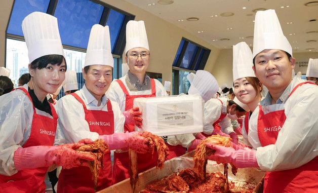 신세계와 함께하는 따뜻한 겨울 만들기, 임직원 참여 '사랑의 김장 나눔 행사'