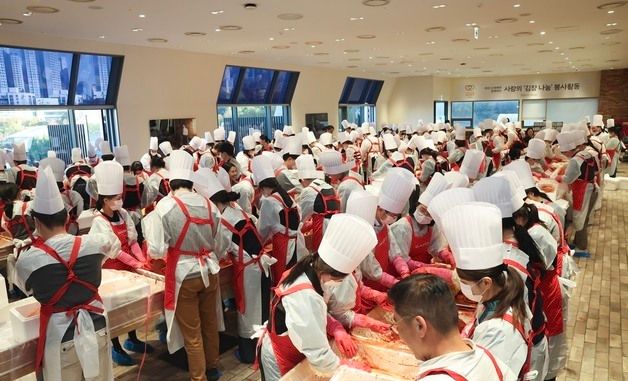 신세계와 함께하는 따뜻한 겨울 만들기, 임직원 참여 '사랑의 김장 나눔 행사'