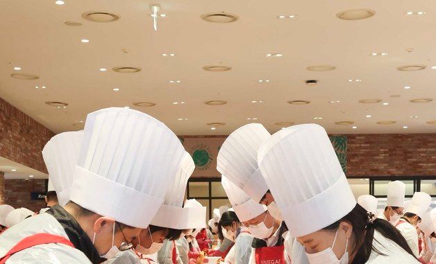 신세계와 함께하는 따뜻한 겨울 만들기, 임직원 참여 '사랑의 김장 나눔 행사'