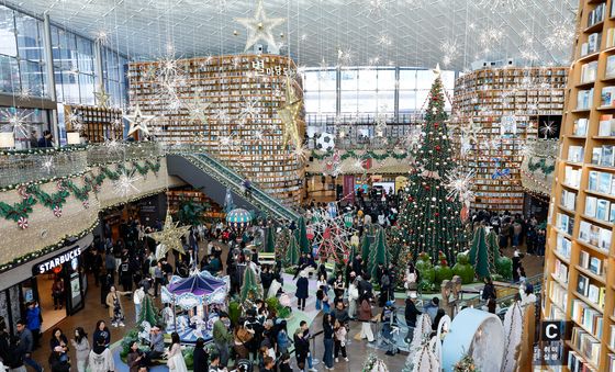 '크리스마스 분위기 물씬'