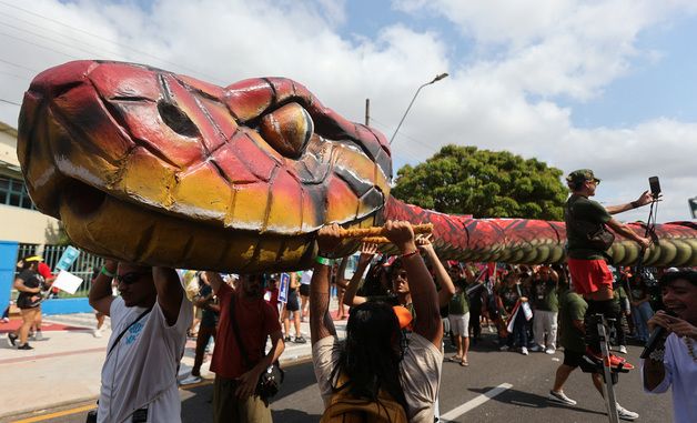 [포토] 기후변화 대응 시위서 모형 뱀을 들고 이동하는 시위대