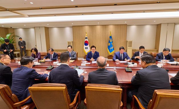 한미 관세협상 후속 민관 합동회의 주재하는 이재명 대통령