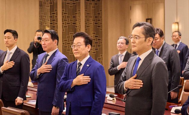 국민의례 하는 이재명 대통령