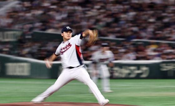 정우주, 힘찬 투구