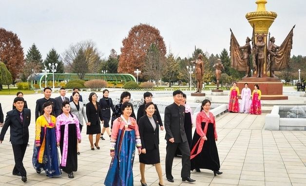 北 "어머니날 맞아 전국 각지서 경축…행복에 웃음짓는 어머니들"