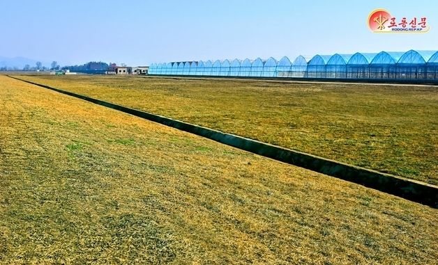 北 "방대한 면적의 지대정리 마감단계"…신의주 온실종합농장건설장 조명