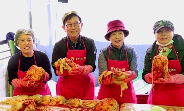 대전농협, 고향주부모임과 함께 '사랑 버무려'