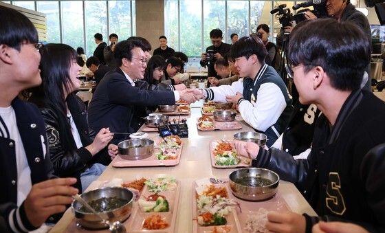 학생들과 천원의 아침밥 함께하는 김민석 총리