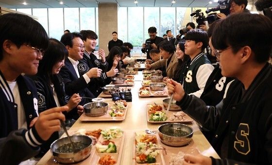 학생식당 찾은 김민석 총리