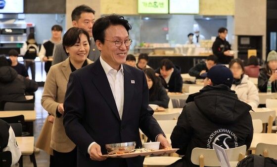 학생식당 찾은 김민석 총리·송미령 장관