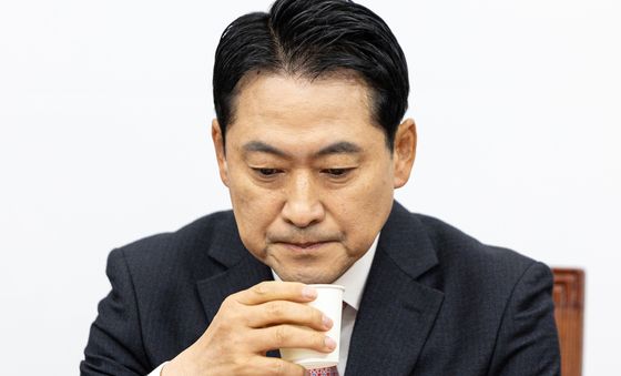 물 마시는 장동혁 대표