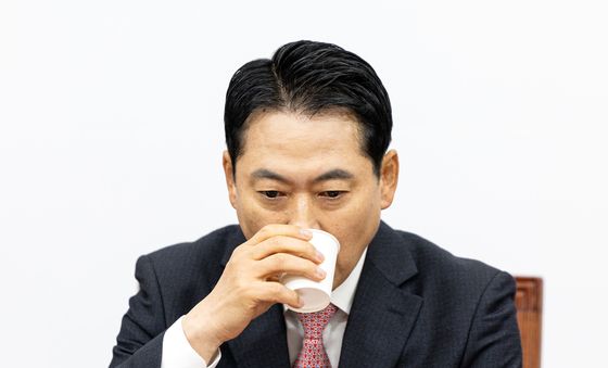 목 축이는 장동혁 대표