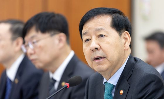 답변하는 구윤철 부총리