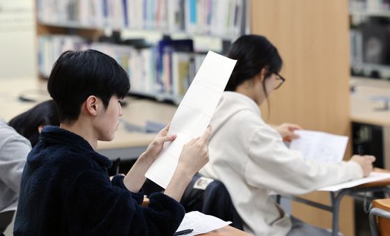 답안지 확인하는 수험생