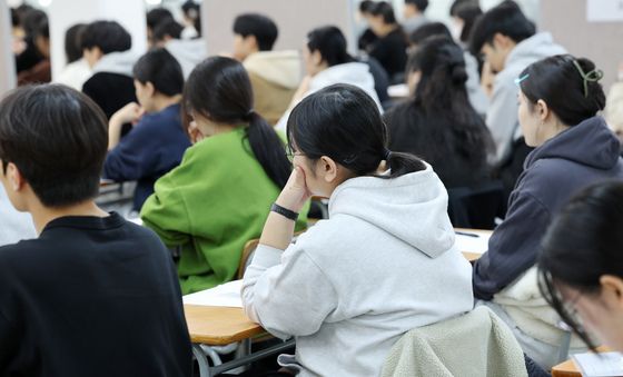 엄숙한 분위기의 수시모집 고사장