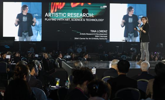세션 강연하는 Tina Lorenz 카를스루에 미술·미디어 센터장