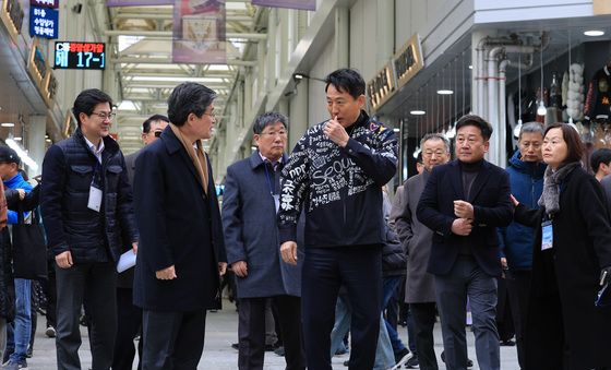 남대문시장 아케이드 찾은 오세훈 서울시장