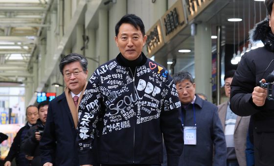 남대문시장 아케이드 찾은 오세훈 서울시장