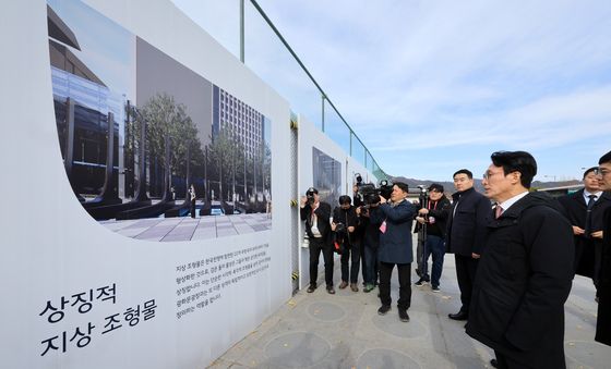 감사의 정원 조형물 예상도 보는 김민석 국무총리