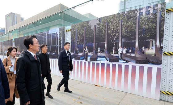 감사의 공원 상징물 예상도 살펴보는 김민석 총리