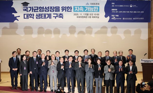 기념 촬영하는 최교진 장관