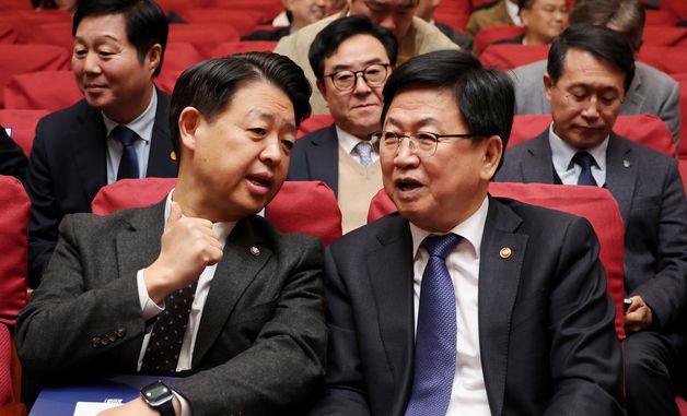 대화 나누는 최교진 장관과 김영호 의원