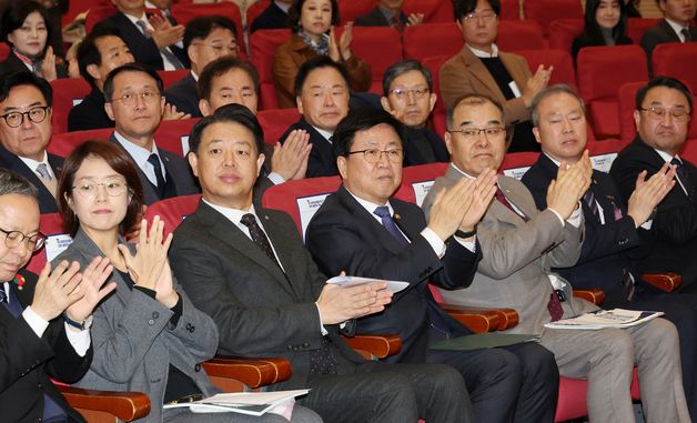 박수치는 최교진 교육부 장관