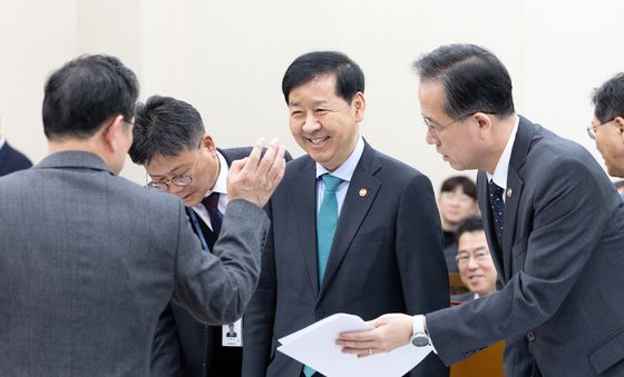 야당 간사와 대화 나누는 구윤철 부총리