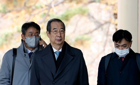 한덕수 전 총리, 점심식사 후 다시 법정으로