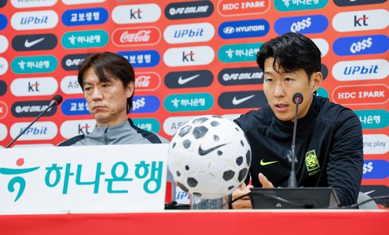 답변하는 손흥민