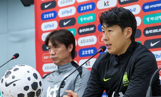 질문에 답하는 손흥민