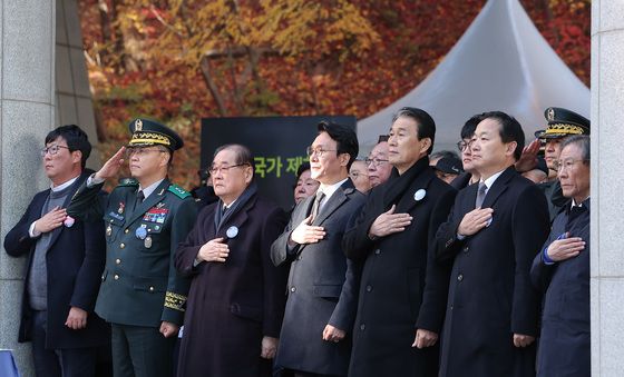 국기에 대한 경례하는 김민석 총리