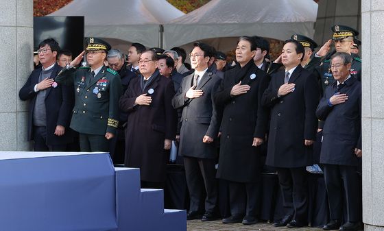 국기에 대한 경례하는 김민석 총리
