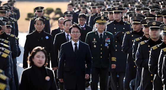 육군사관생도 도열 사이로 입장하는 김민석 총리