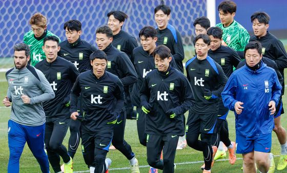 대화하며 달리는 황희찬·이재성