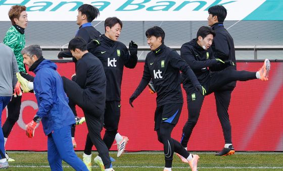 반창고 붙인 이강인