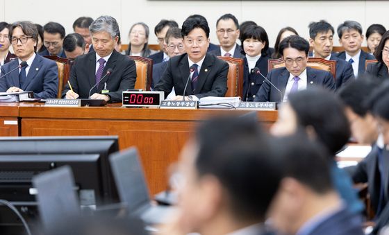 질의 답변하는 김영훈 장관